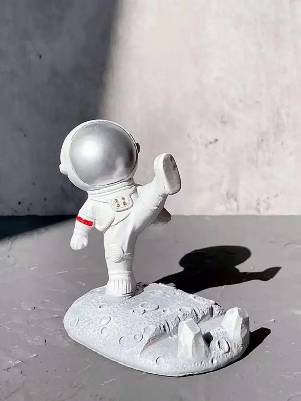 Office Desk Decoration Nordic Style Astronauts Mobile Phone Stand Holder Ornaments Resin Spaceman Bracket Toys Boyfriend Gift