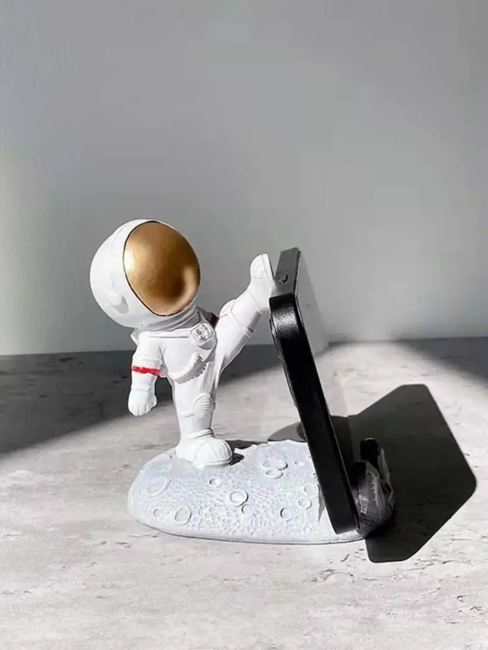 Office Desk Decoration Nordic Style Astronauts Mobile Phone Stand Holder Ornaments Resin Spaceman Bracket Toys Boyfriend Gift