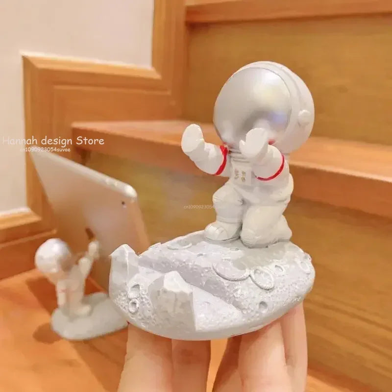 Office Desk Decoration Nordic Style Astronauts Mobile Phone Stand Holder Ornaments Resin Spaceman Bracket Toys Boyfriend Gift