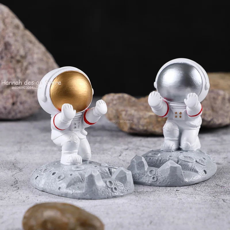 Office Desk Decoration Nordic Style Astronauts Mobile Phone Stand Holder Ornaments Resin Spaceman Bracket Toys Boyfriend Gift